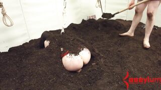 Ophelia Rain's Butt Digs Its Own Grave