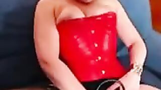 Geile Hausfrau in Latex hart rangenommen