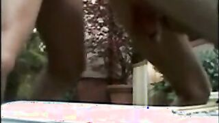 Reifer Mann genießt Outdoor-Sex mit einem jungen Hengst