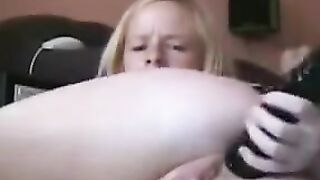 Schau mal wie feucht meine Fotze schon ist