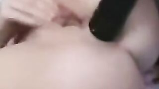 Schau mal wie feucht meine Fotze schon ist