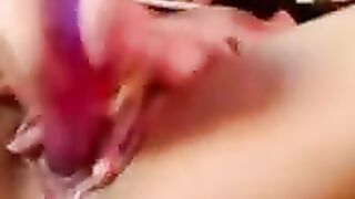 Vollbusige Brunette mit notgeiler Fotze