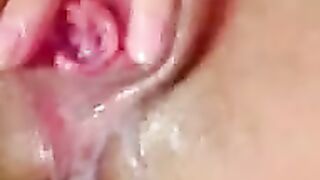 Vollbusige Brunette mit notgeiler Fotze