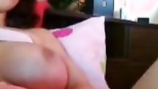 Vollbusige Brunette mit notgeiler Fotze