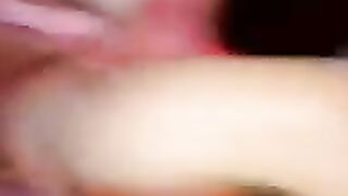 Vollbusige Brunette mit notgeiler Fotze