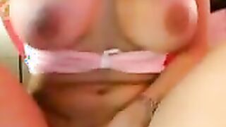 Vollbusige Brunette mit notgeiler Fotze
