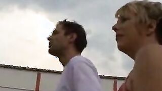 Zwei deutsche Fotzen in der Werkstatt gefickt