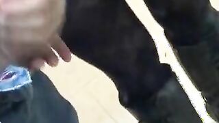 Big-Tit Danish MILF Giver Blowjob i det offentlige stormagasin