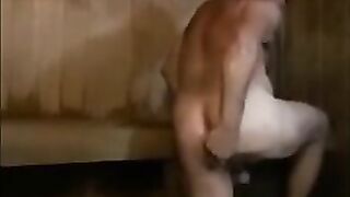 Un mec musclé se branle en extérieur dans un sauna
