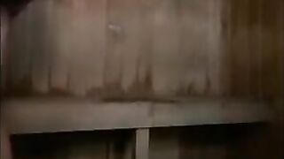 Un mec musclé se branle en extérieur dans un sauna