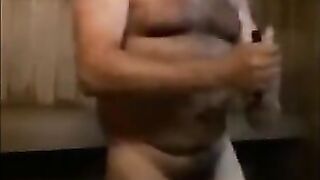 Un mec musclé se branle en extérieur dans un sauna