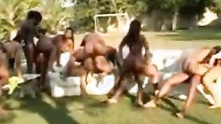 Lauter Brasilianernutten wollen es in jedes Loch