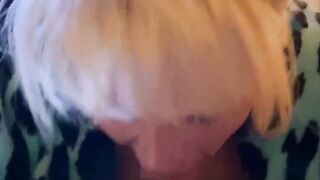 Blondes Luder nimmt den Kolben in den Mund