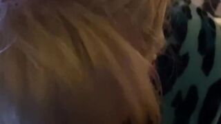 Blondes Luder nimmt den Kolben in den Mund