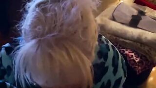 Blondes Luder nimmt den Kolben in den Mund