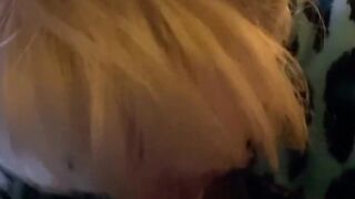 Blondes Luder nimmt den Kolben in den Mund