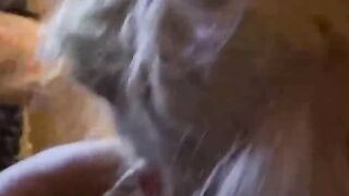 Blondes Luder nimmt den Kolben in den Mund
