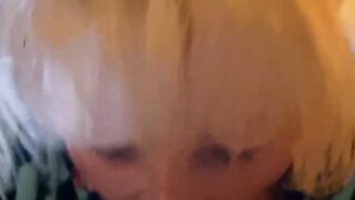 Blondes Luder nimmt den Kolben in den Mund