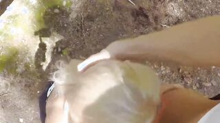 Einsame Wanderin im Wald hart genagelt