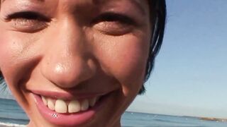 Reife Strandnixe im Freien genagelt