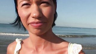 Reife Strandnixe im Freien genagelt