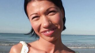 Reife Strandnixe im Freien genagelt