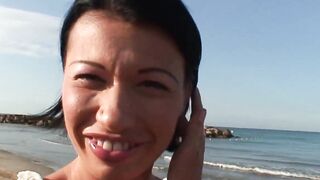Reife Strandnixe im Freien genagelt