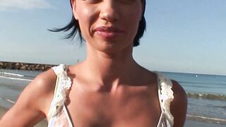 Reife Strandnixe im Freien genagelt