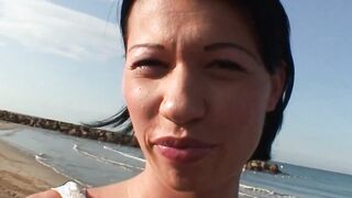 Reife Strandnixe im Freien genagelt