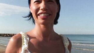 Reife Strandnixe im Freien genagelt