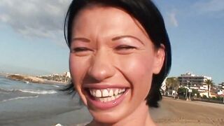 Reife Strandnixe im Freien genagelt