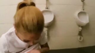 Auf der Mannertoilette schnell mal gefickt