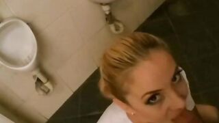 Auf der Mannertoilette schnell mal gefickt