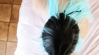 Cosplayerin mit feuchter Spalte flachgelegt