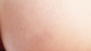Cosplayerin mit feuchter Spalte flachgelegt