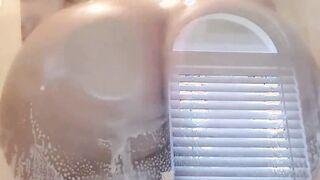 Eingeseifte Amateurin unter der Dusche gefickt