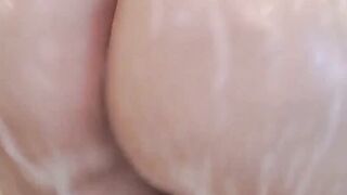 Eingeseifte Amateurin unter der Dusche gefickt