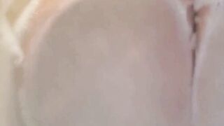 Eingeseifte Amateurin unter der Dusche gefickt