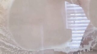 Eingeseifte Amateurin unter der Dusche gefickt
