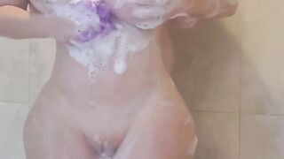 Eingeseifte Amateurin unter der Dusche gefickt
