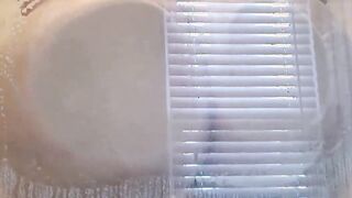 Eingeseifte Amateurin unter der Dusche gefickt