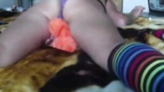 Naughty Amateur Babe Humps Her Pillow To Masturbate While Watching Porn
