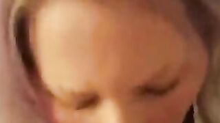 Geile Blondine fickt zwei Schwanze ab