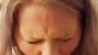 Geile Blondine fickt zwei Schwanze ab