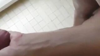 Tittenluder unter der Dusche vollgespritzt