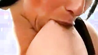 Feuriges Luder mit großen steifen Nippeln