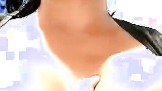 Feuriges Luder mit großen steifen Nippeln