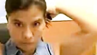Madura latina se masturba en la oficina por webcam