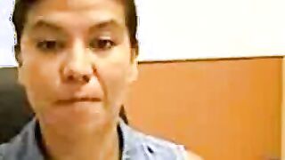 Madura latina se masturba en la oficina por webcam