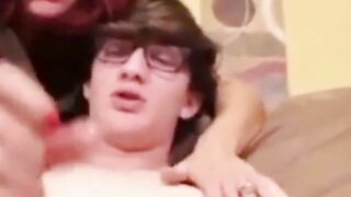 Geile Stiefmutter macht es mir am Sofa